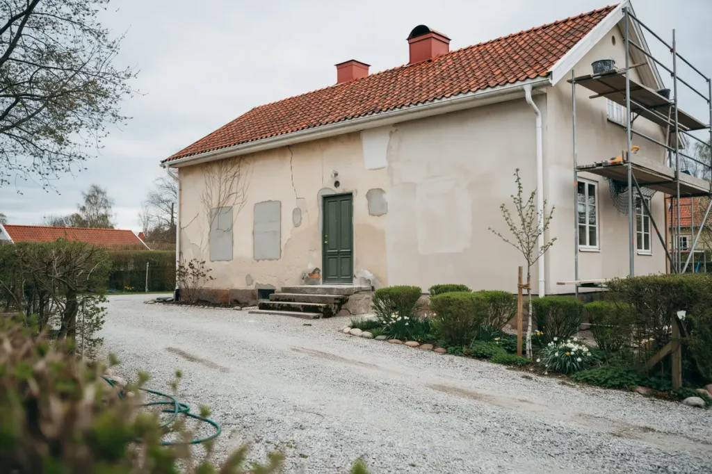 putsa om fasaden p villan tecken att se upp f r val av puts och vad arbetet brukar kosta